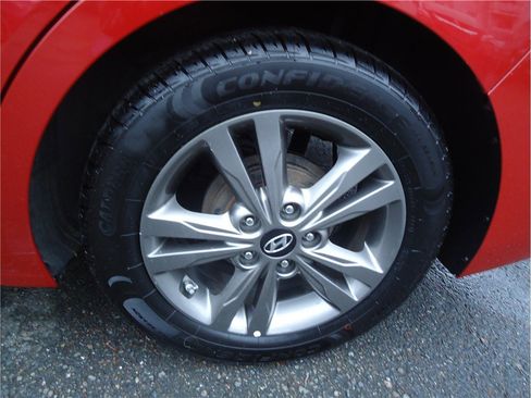 Used 2017 Hyundai Elantra SE image 25