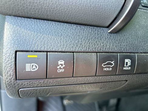 Used 2019 Toyota Camry SE FWD image 14
