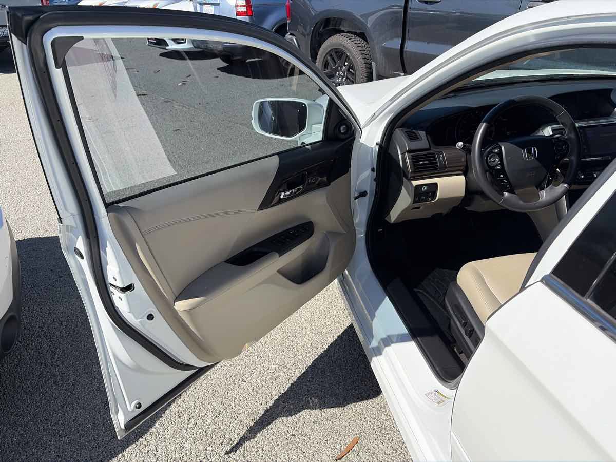 Used 2017 Honda Accord Touring image 7