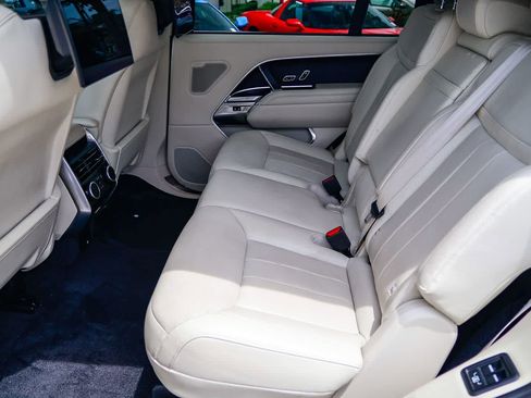 Used 2023 Land Rover Range Rover Long Wheelbase SE image 18