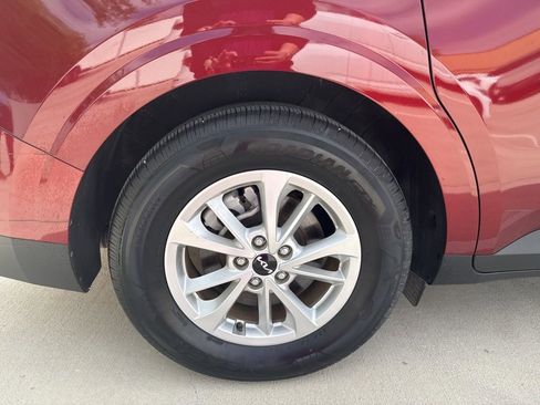 Used 2023 Kia Carnival LX image 10