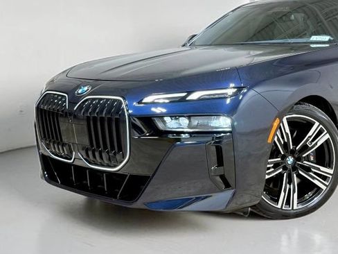 Used 2025 BMW 760i xDrive AWD/4WD image 3