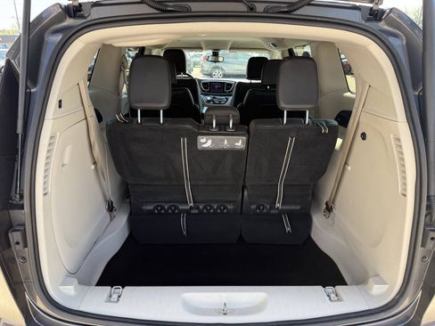 Used 2017 Chrysler Pacifica Touring-L w/ Tire & Wheel Group FWD image 14