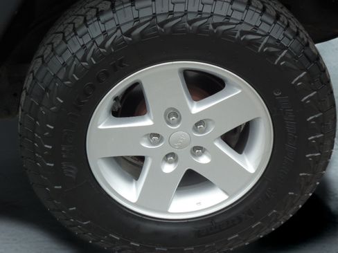 Used 2007 Jeep Wrangler Unlimited Rubicon w/ Dual Top Group AWD/4WD image 9