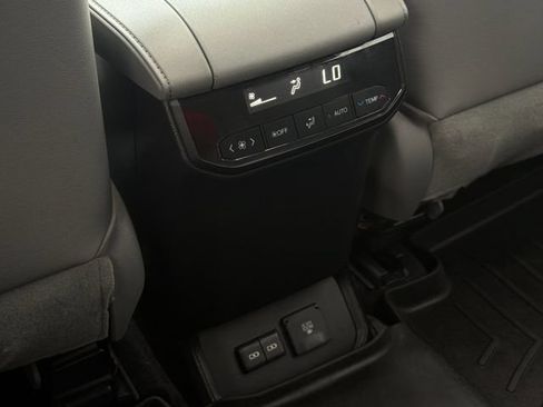 Used 2023 Toyota Highlander Limited FWD image 14