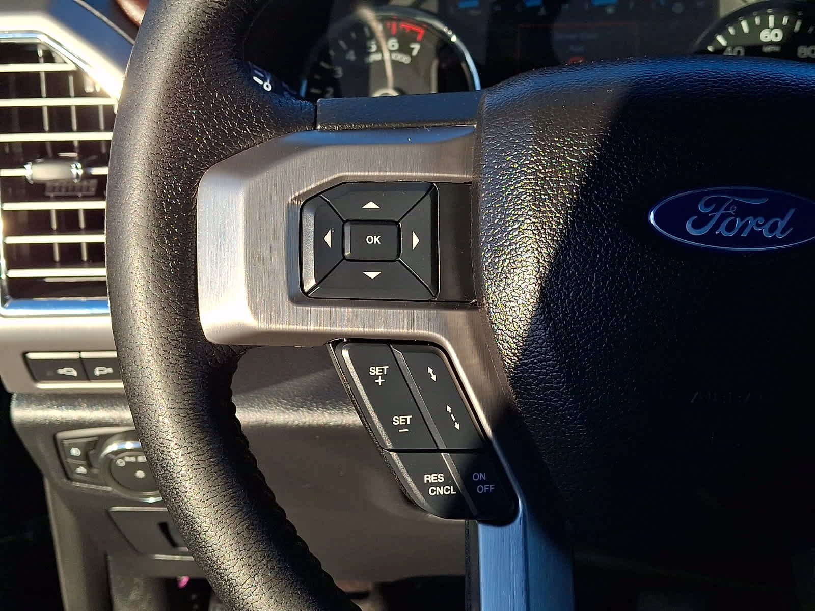 Used 2016 Ford F150 Platinum w/ Equipment Group 701A Luxury AWD/4WD image 24