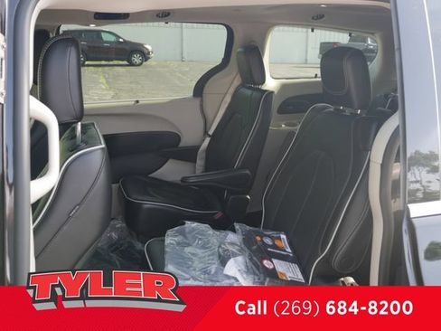 Used 2022 Chrysler Pacifica Limited AWD/4WD image 40