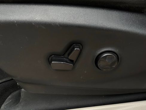 Used 2024 Chrysler Pacifica Touring-L FWD image 11