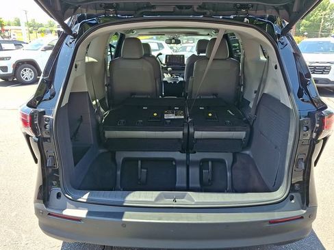 Used 2024 Toyota Sienna XLE FWD image 29