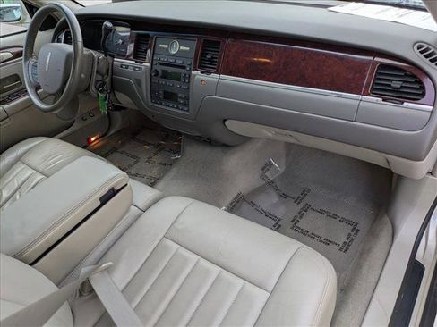 Used 2005 Lincoln Town Car Signature RWD image 19