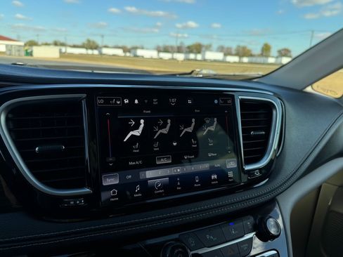 Used 2023 Chrysler Pacifica Limited image 24