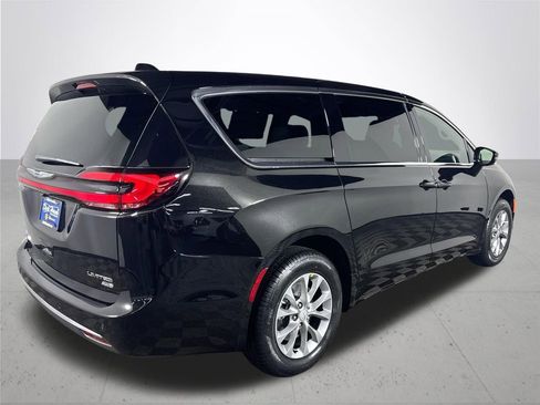 New 2026 Chrysler Pacifica Limited image 6