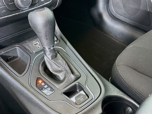 Used 2020 Jeep Cherokee Latitude FWD image 22