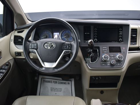 Used 2020 Toyota Sienna XLE image 17