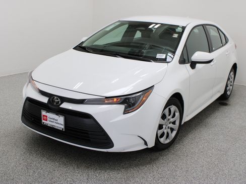 Used 2026 Toyota Corolla LE FWD image 2