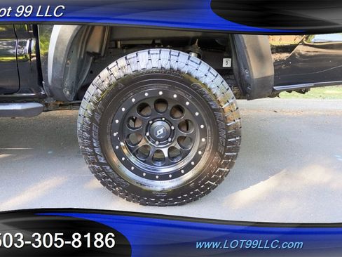 Used 2017 Toyota Tacoma TRD Off-Road w/ Premium & Technology Package AWD/4WD image 4