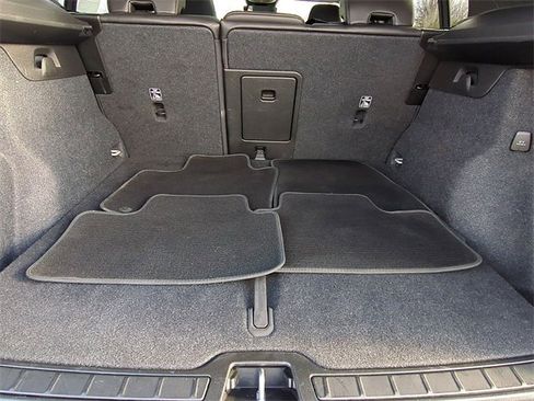 Used 2025 Volvo XC40 B5 Plus image 19