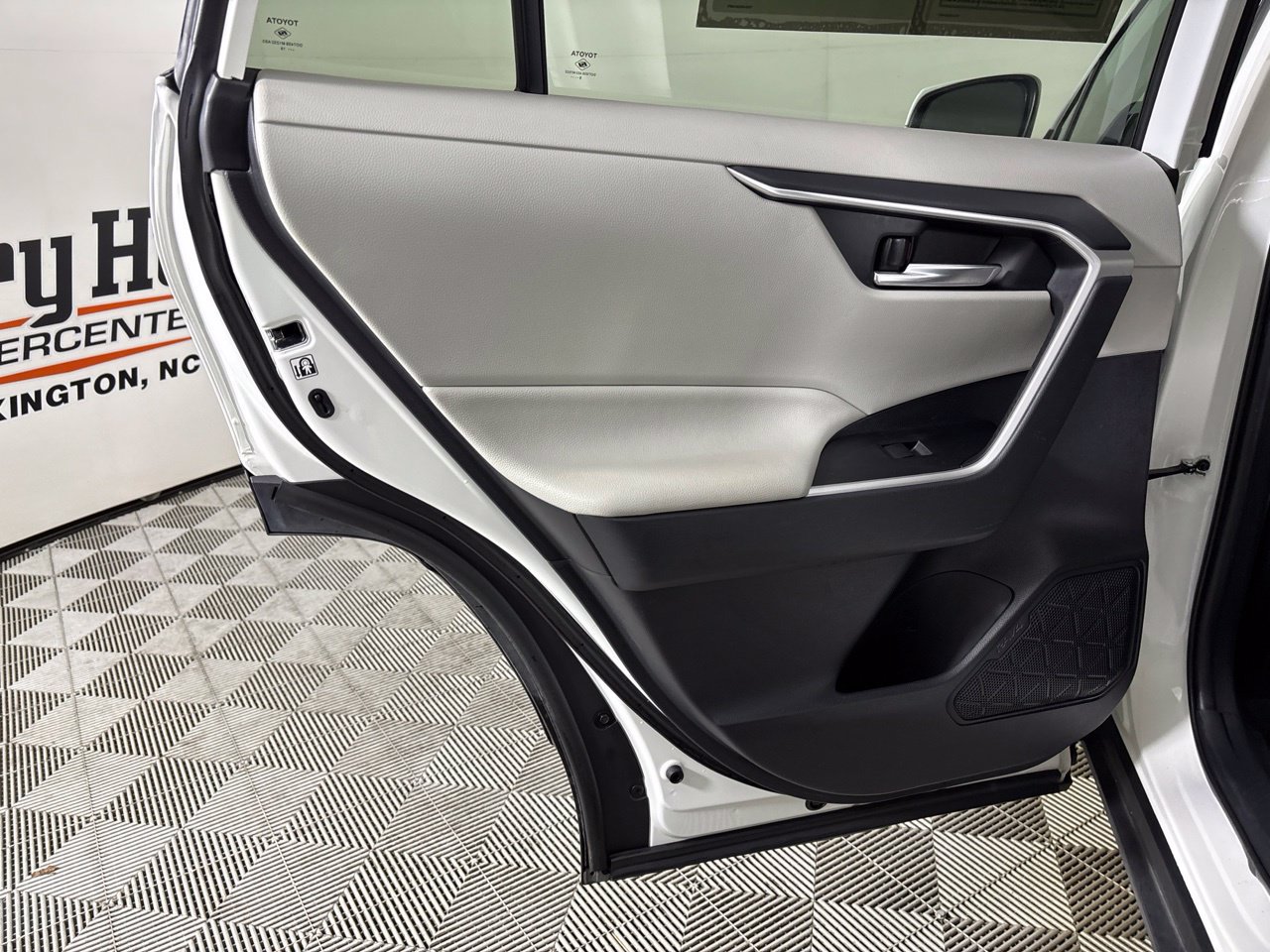 Used 2019 Toyota RAV4 XLE AWD/4WD image 23