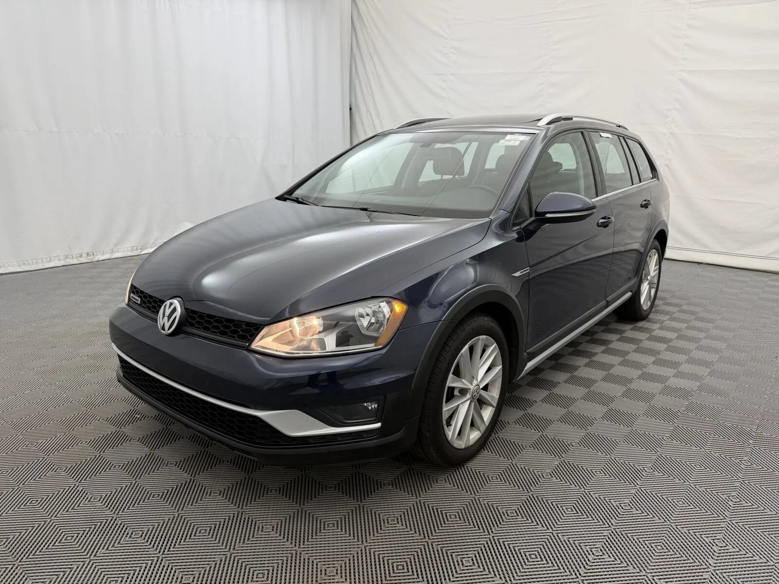 Used 2017 Volkswagen Golf Alltrack SE AWD/4WD image 2