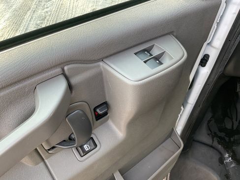 Used 2017 GMC Savana 2500 image 25