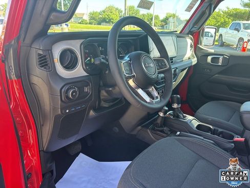 Used 2025 Jeep Wrangler Unlimited Sahara AWD/4WD image 52