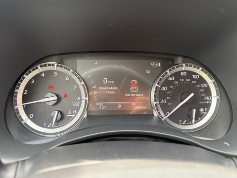 Used 2022 Toyota Highlander XLE AWD/4WD image 16