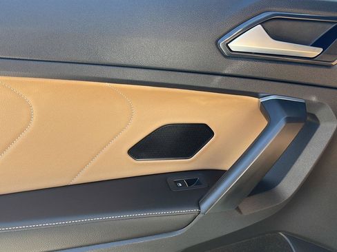 Used 2023 Volkswagen Tiguan SE w/ Panoramic Sunroof Package FWD image 15