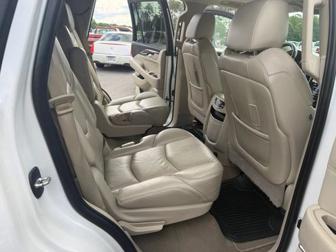 Used 2020 Cadillac Escalade Premium Luxury AWD/4WD image 18