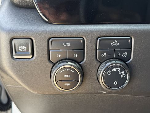 Used 2025 Chevrolet Silverado 1500 LT AWD/4WD image 25