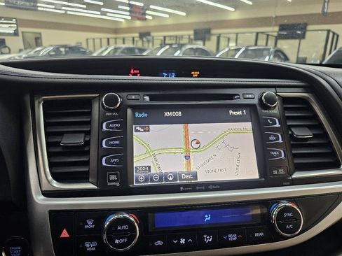 Used 2019 Toyota Highlander Limited Platinum FWD image 34