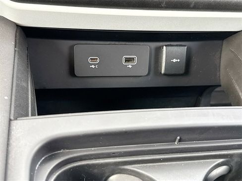 Used 2023 Land Rover Defender 90 SE image 18