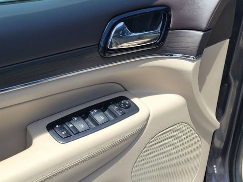 Used 2019 Jeep Grand Cherokee Overland AWD/4WD image 21