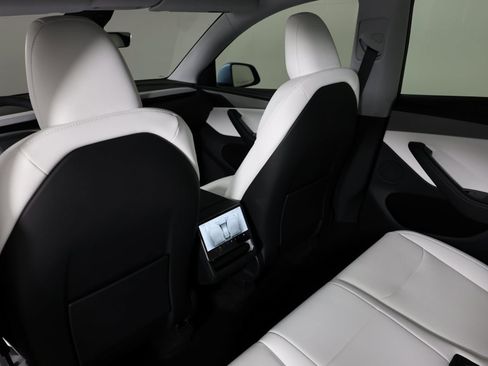 Used 2026 Tesla Model Y Long Range image 30