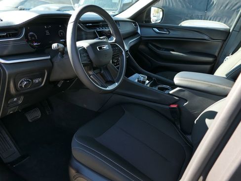 Used 2025 Jeep Grand Cherokee Laredo X w/ Luxury Tech Group I image 8