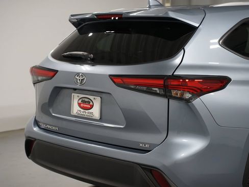 Used 2022 Toyota Highlander XLE FWD image 9