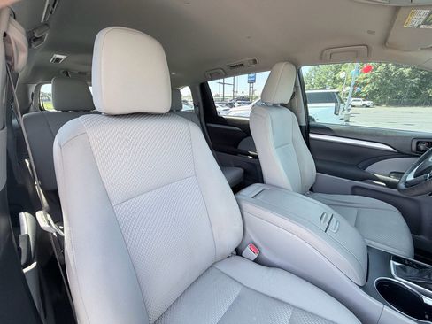Used 2019 Toyota Highlander LE FWD image 23