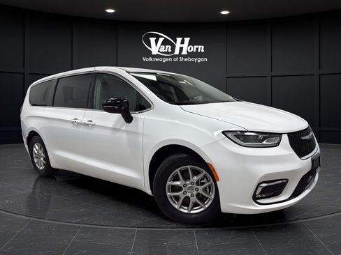 Used 2024 Chrysler Pacifica Touring-L FWD image 1