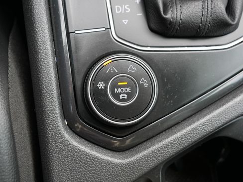 Used 2019 Volkswagen Tiguan SE image 32