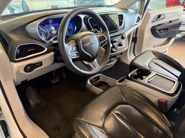 Used 2022 Chrysler Pacifica Touring-L w/ Uconnect Theater Family Group FWD image 2