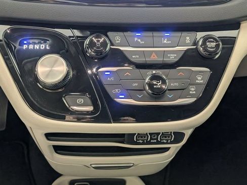Used 2023 Chrysler Pacifica Touring-L FWD image 21