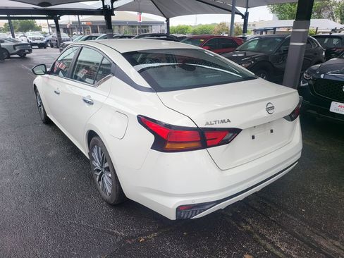 Used 2025 Nissan Altima 2.5 SV FWD image 9