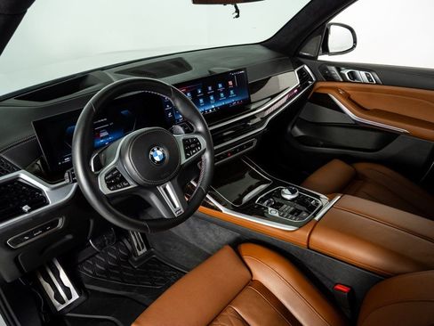 Used 2025 BMW X7 M60i image 4