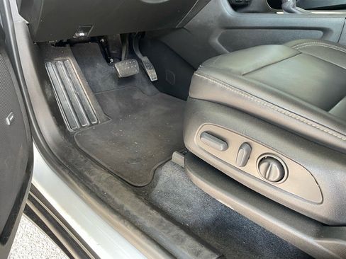 Used 2022 Chevrolet Traverse LT w/ LT Premium Package image 15