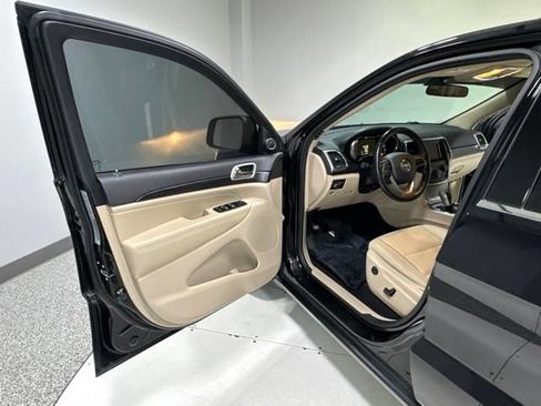 Used 2019 Jeep Grand Cherokee Laredo AWD/4WD image 9