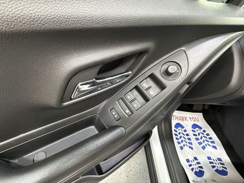 Used 2022 Chevrolet Trax LT w/ LT Convenience Package image 32