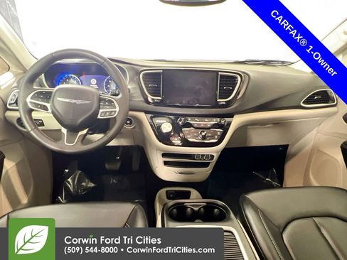 Used 2024 Chrysler Pacifica Touring-L image 7