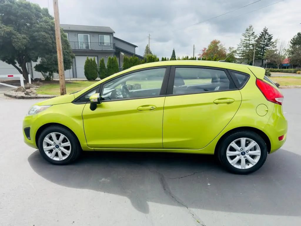 Used 2013 Ford Fiesta SE FWD image 2