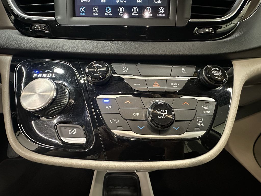 Used 2020 Chrysler Voyager Lxi FWD image 29