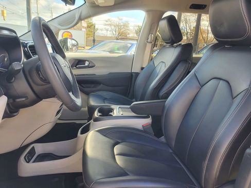 Used 2024 Chrysler Pacifica Touring-L image 16