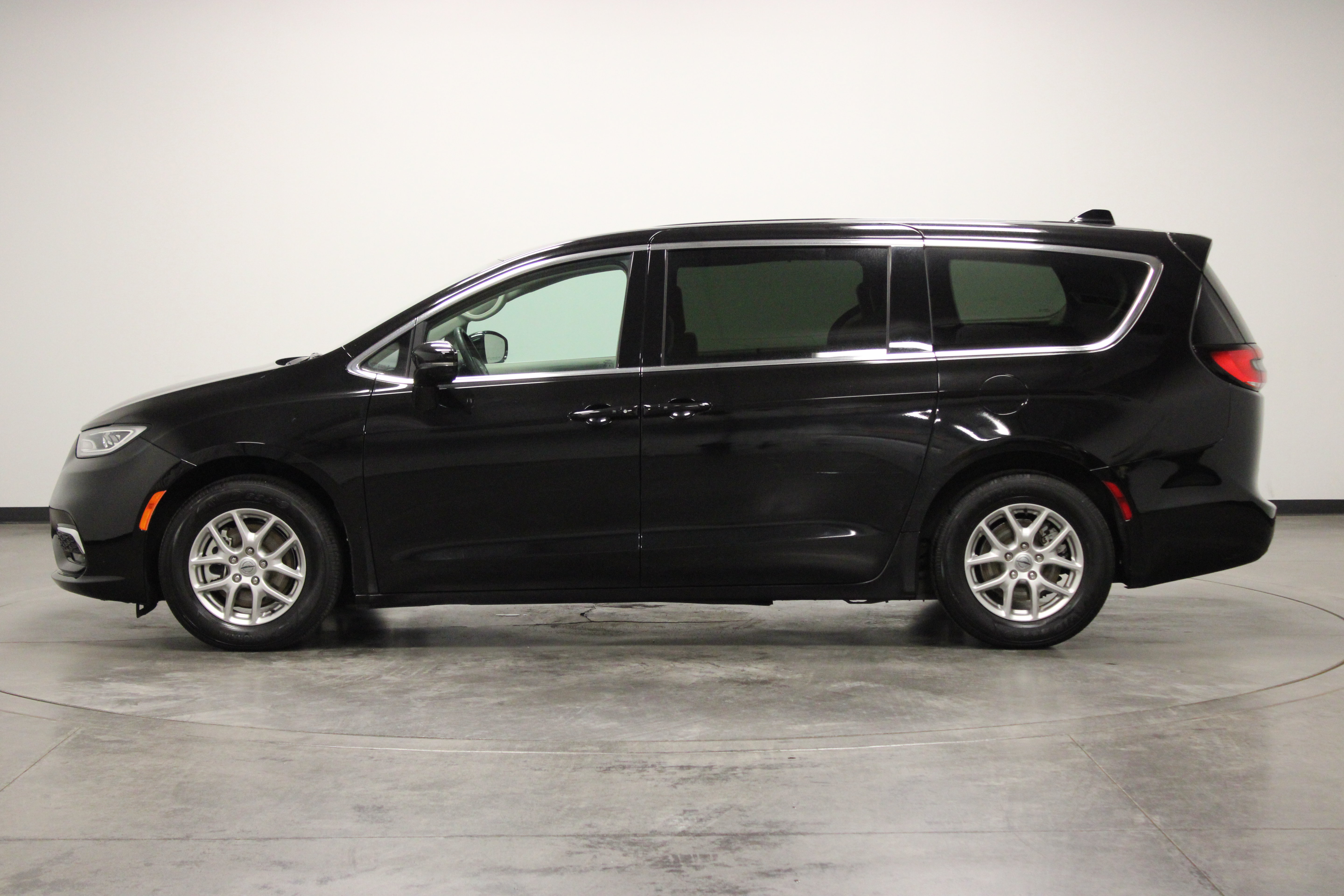 Used 2024 Chrysler Pacifica Touring-L FWD image 5
